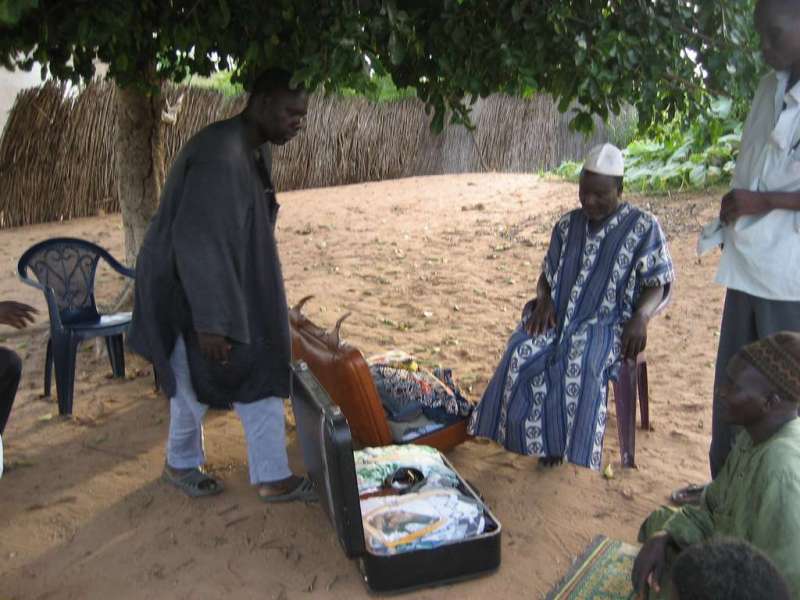 Don de vêtements à Tanguis