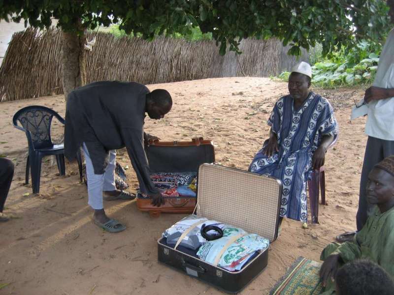 Don de vêtements à Tanguis