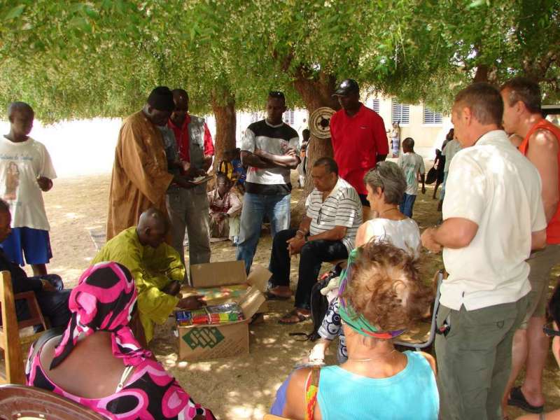 Dons de fournitures scolaires à l’école de Warang