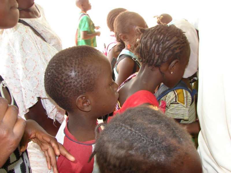 Dons de fournitures scolaires à l’école de Warang