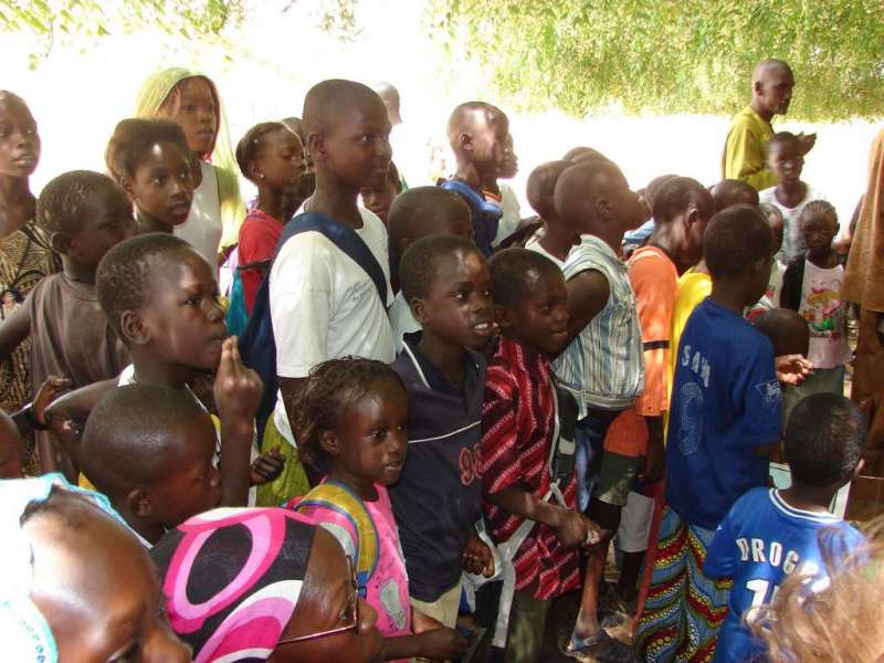 Dons de fournitures scolaires à l’école de Warang