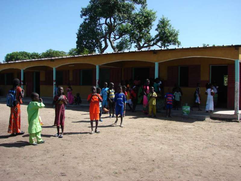 Ecole, fontaine + classe provisoire