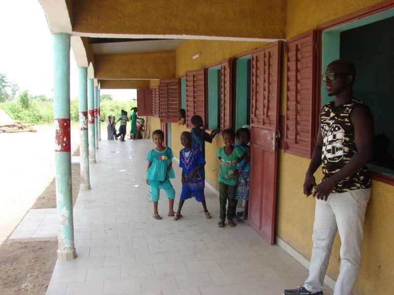 Ecole, fontaine + classe provisoire