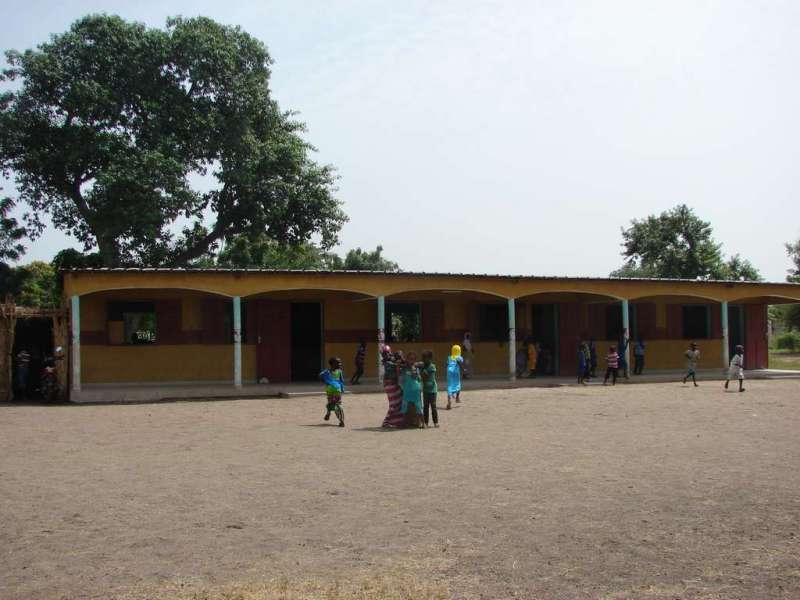 Ecole, fontaine + classe provisoire